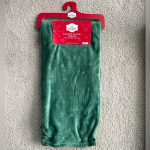 Holiday Time Green Velvet Plush Throw Blanket 50x60 NEW Christmas Tree Snowflake